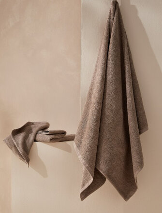 Serviettes de bain de couleur beige foncé