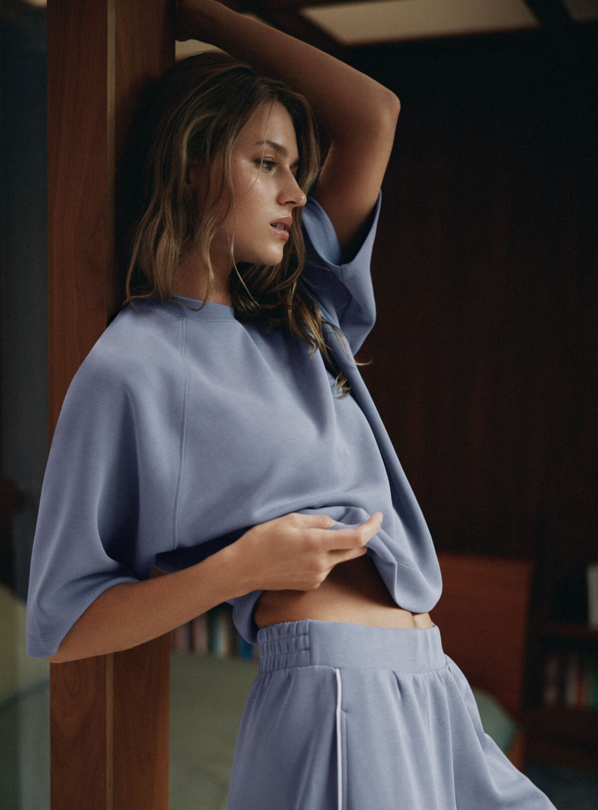 Femme vêtue de pièces détente bleues
