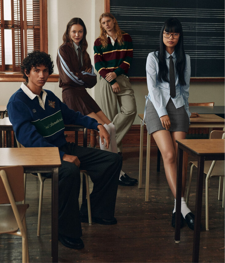 Photo d'un groupe de jeunes adultes dans une classe d'école