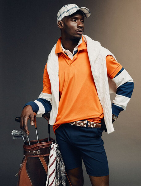 Un homme porte des vêtements de sport