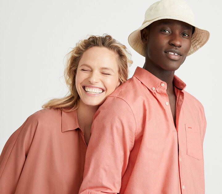 Homme et femme vêtus d'une chemise rose saumon