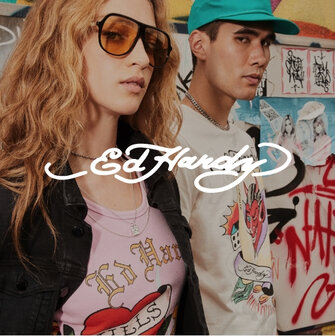 Une jeune femme et un jeune homme portent la marque Ed Hardy