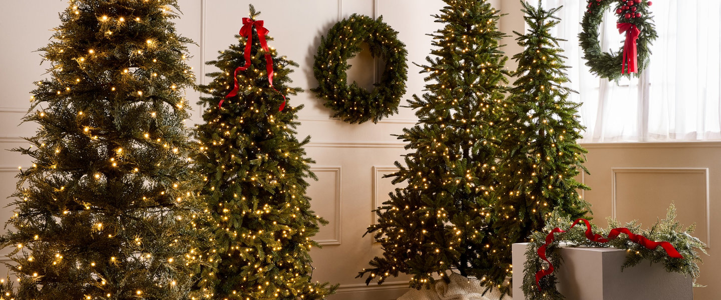 Sapins, couronnes et guirlande