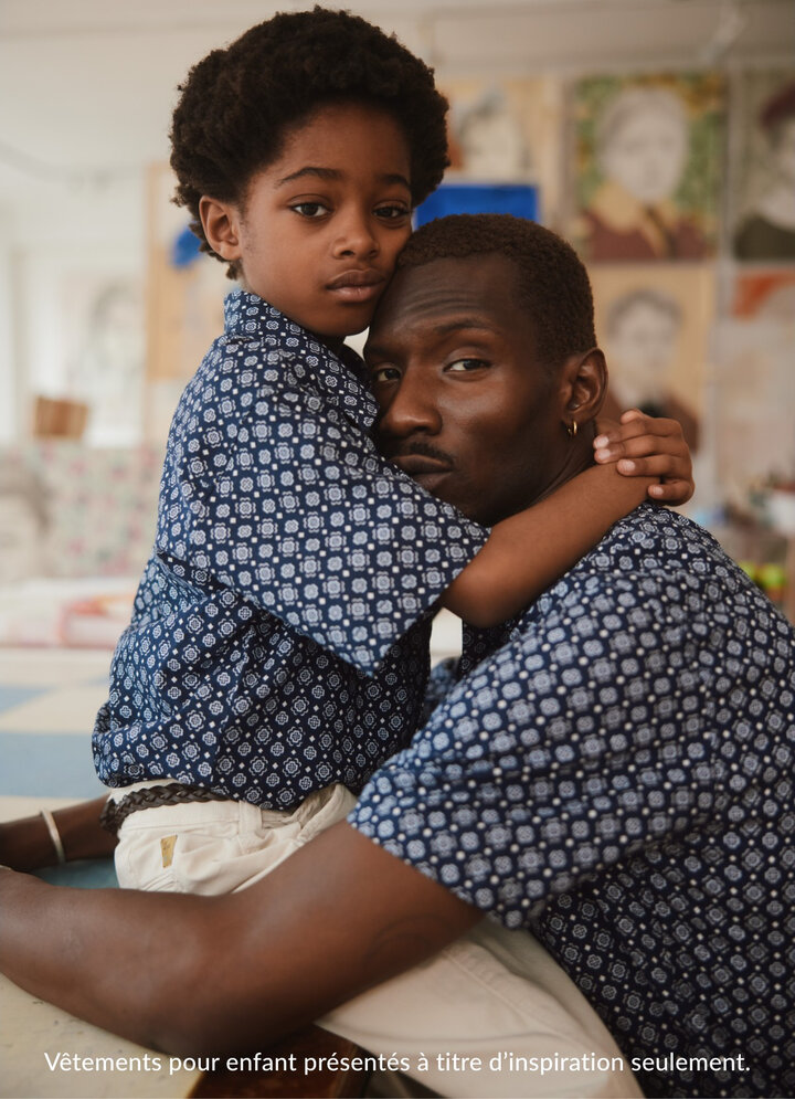 Un père et son fils portent une chemise bleue.