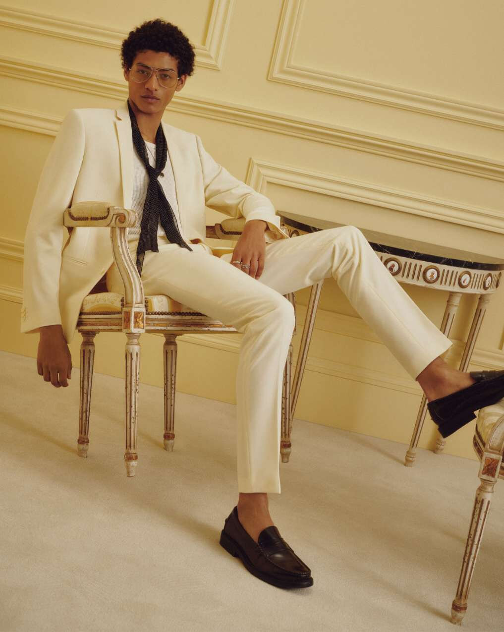 Jeune homme portant le pantalon Milano en jaune beurre