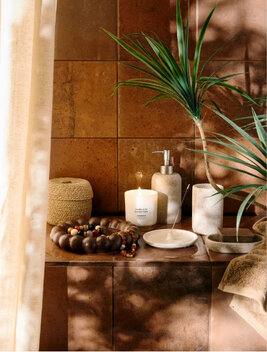 Salle de bains de couleurs naturelles au charme brut