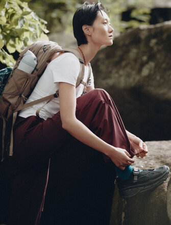 Femme en randonnée en plein air