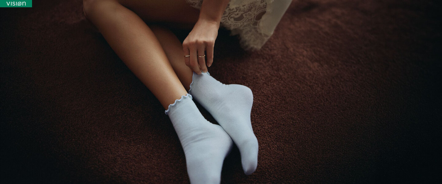 Solid lettuce-trim ankle socks