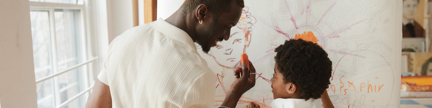 Un père et son fils dessine.
