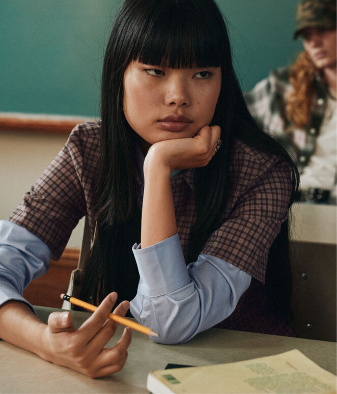 Photo d'une jeune femme dans une classe d'école