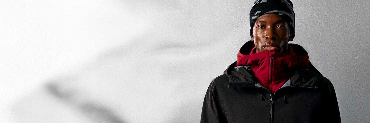 Les vêtements de sport de protection pour homme chez Simons