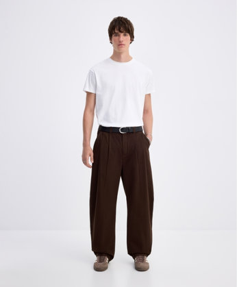 Young man wearing the Malasaña pant in dark brown
