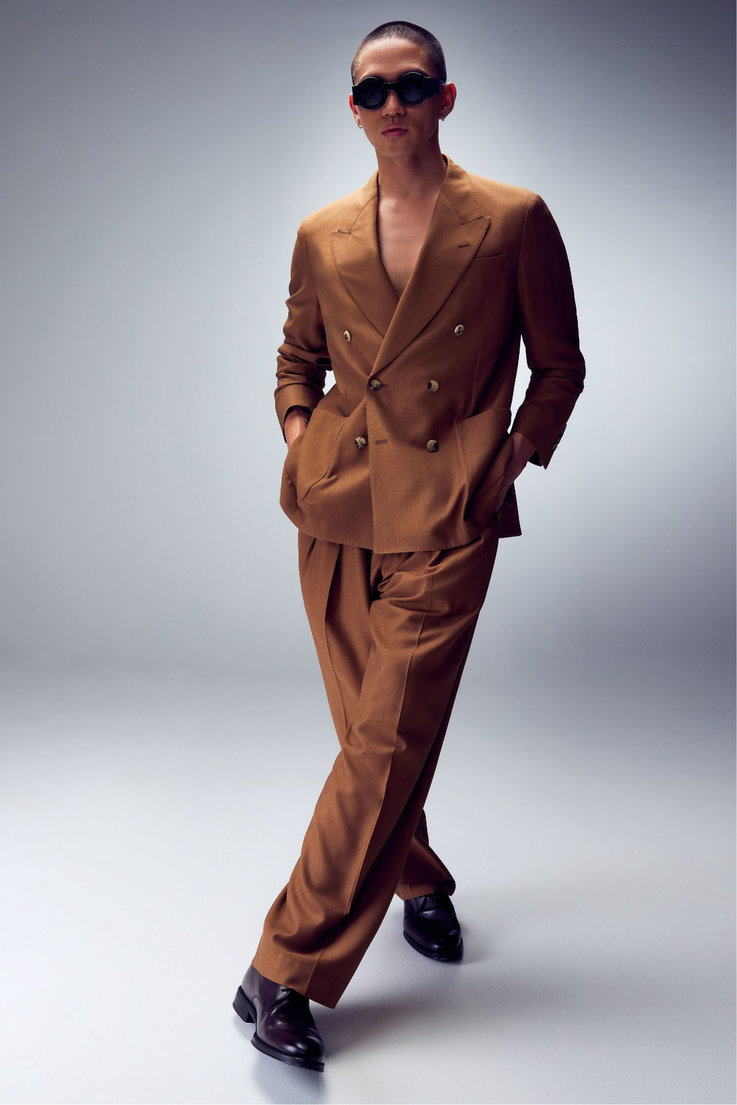 Jeune homme portant un complet Paul Smith à double boutonnage couleur noisette.