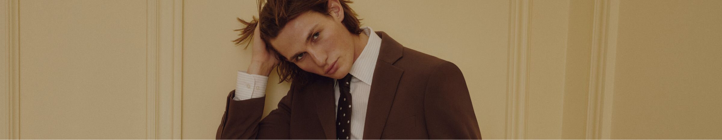 Jeune homme en complet pour le bal