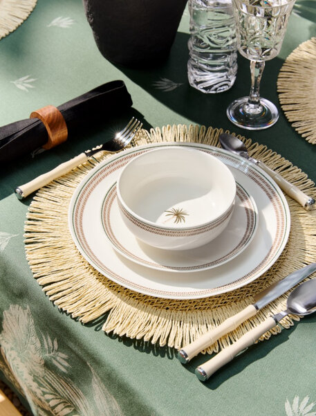 une table décorée d'assiettes et de verres