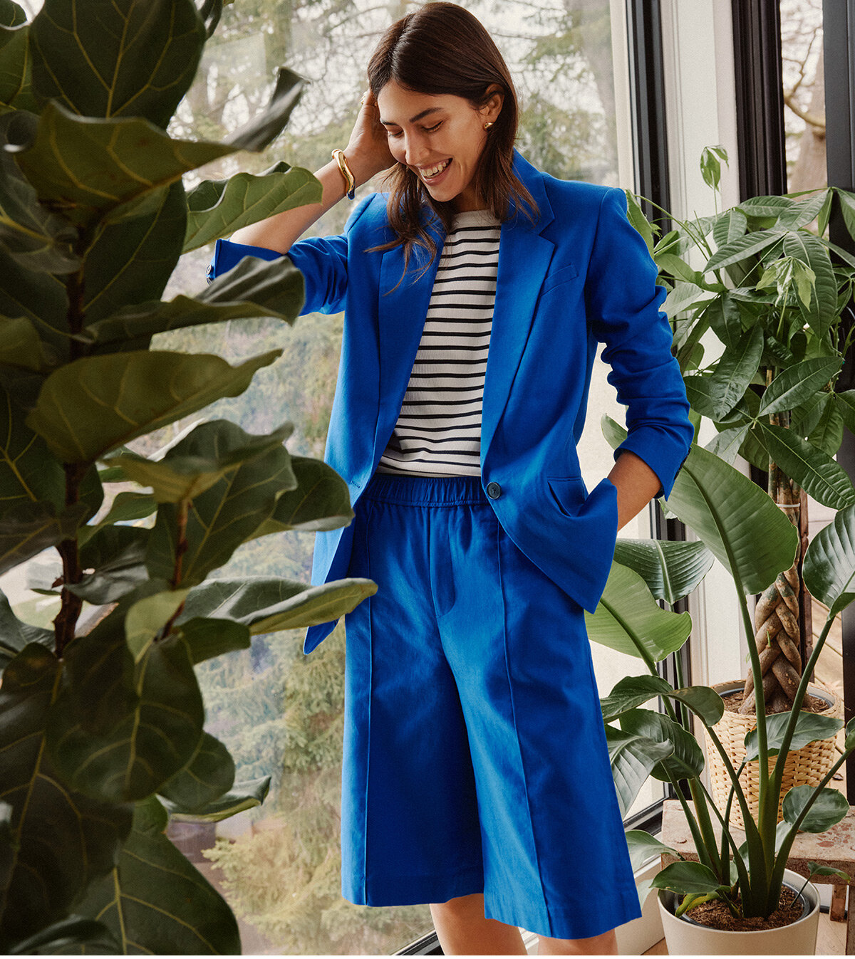 Femme portant un tailleur bermuda lin-coton en bleu royal