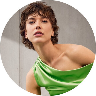 La robe verte en soie drapée asymétrique par Staud pour femme chez Édito Simons