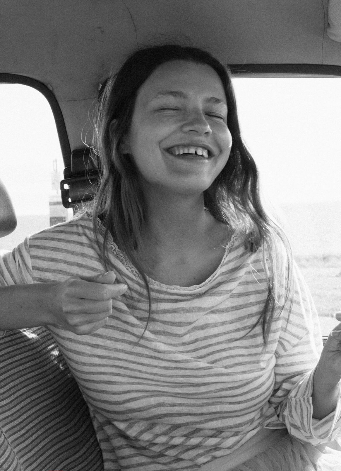 Photo noir et blanc d'une Jeune femme souriante