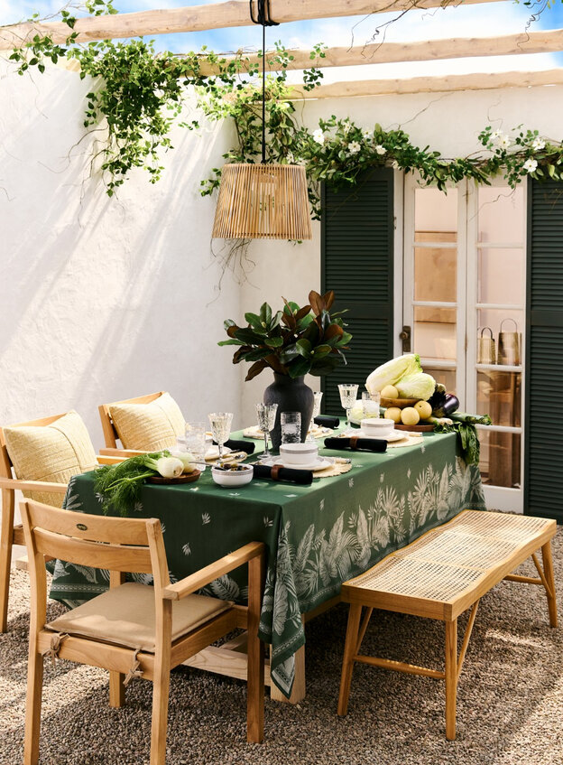 Une salle à manger extérieure au charme exotique