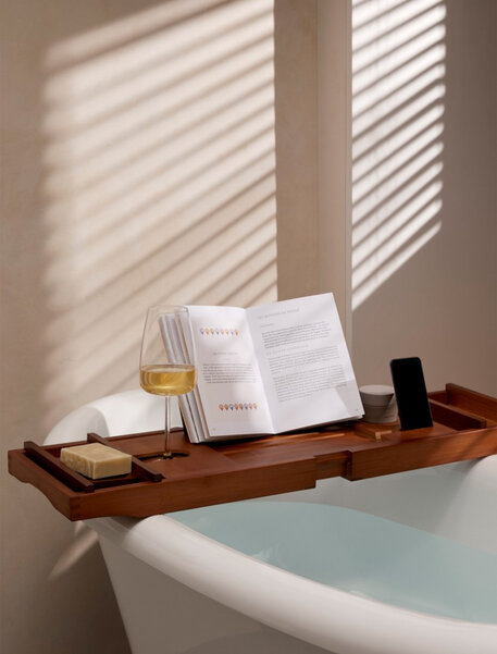 A bath with a pretty dark wood cabaret and accessories for relaxation