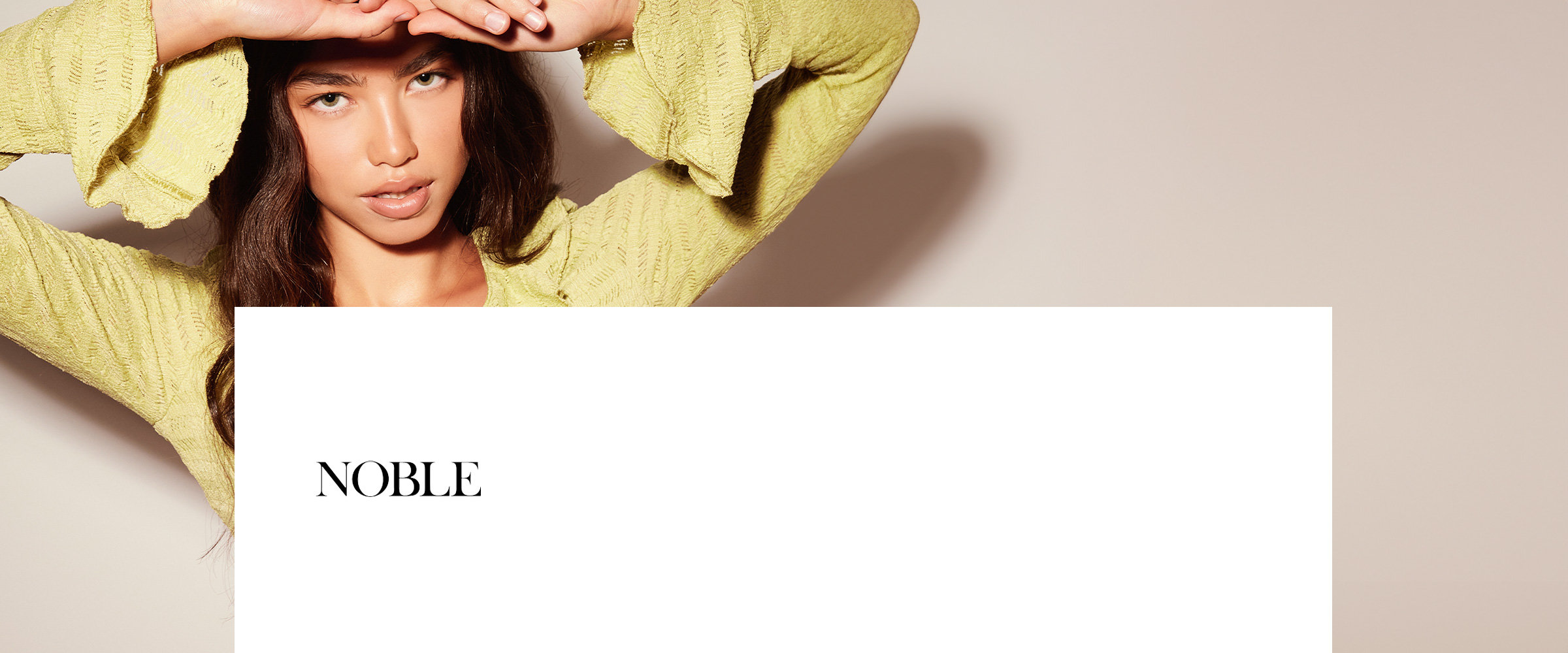 Jeune femme portant la marque NOBLE