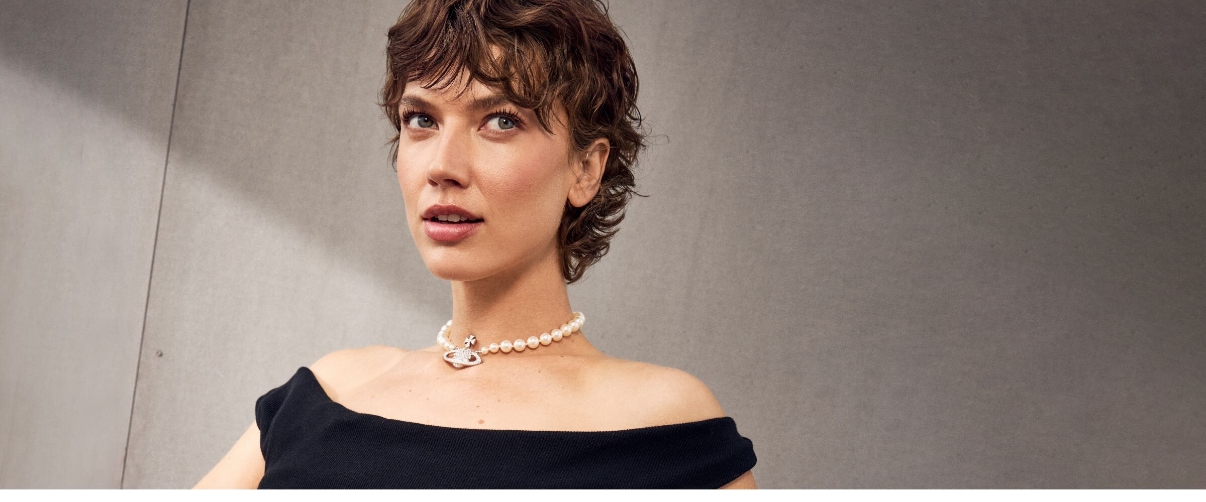 jeune femme portant un tour de cou orbe cristaux et perles nacrées de la marque Vivienne Westwood à 350$.