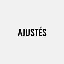 Une femme porte un jean bleu