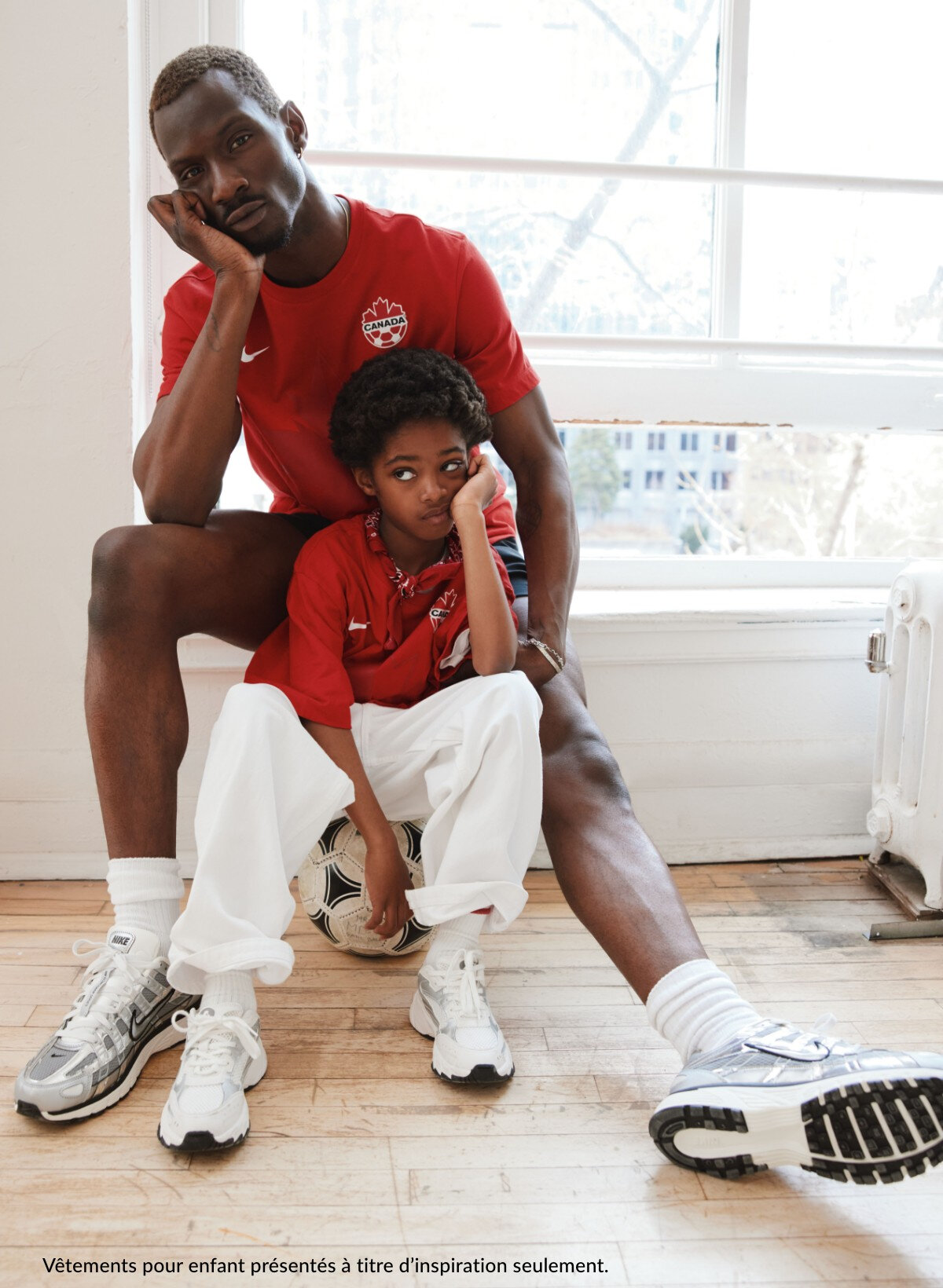 Un père et son fils portent le t-shirt d'équipe canada.