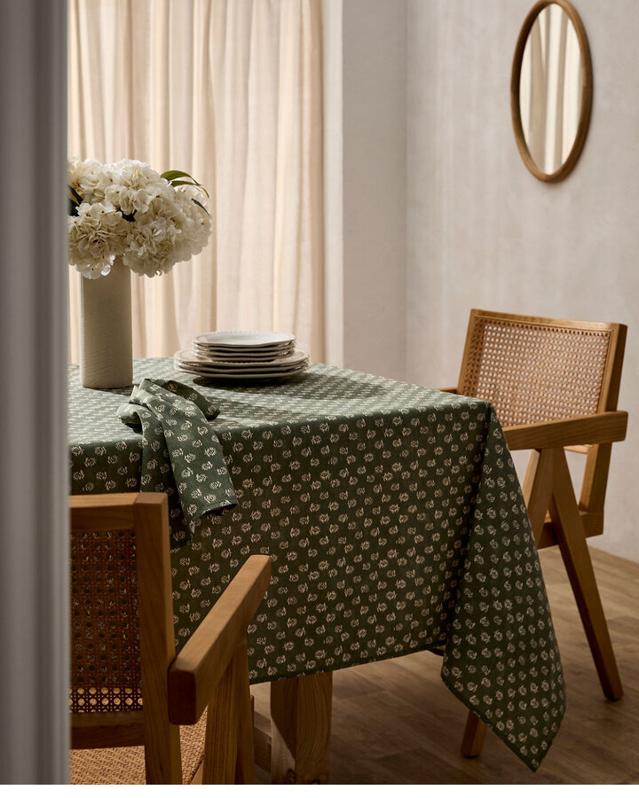 Floral tapestry touch of linen tablecloth at Simons Maison