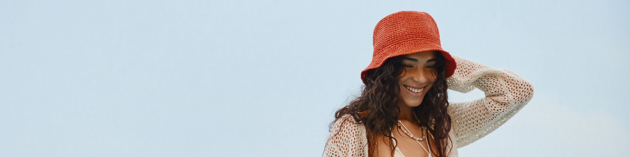 Femme portant un chapeau en paille