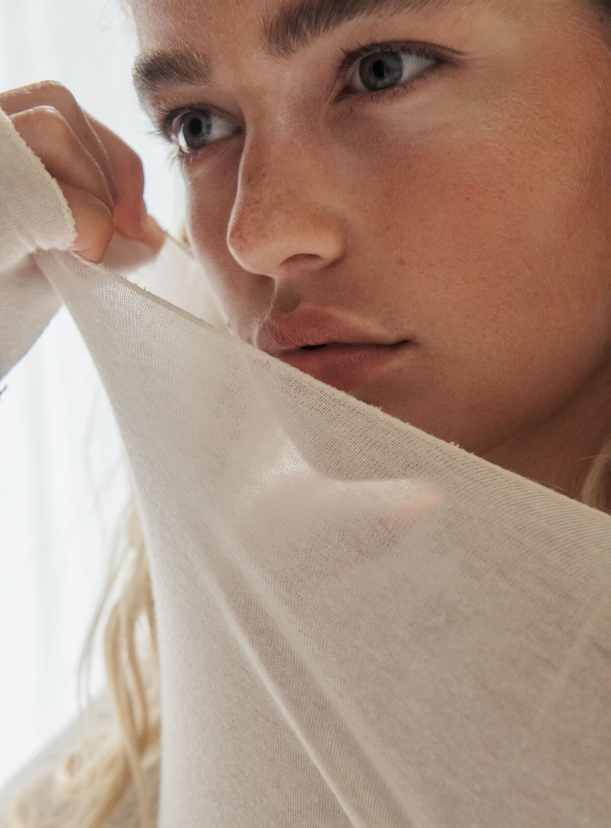 Woman wearing an ivory T-shirt