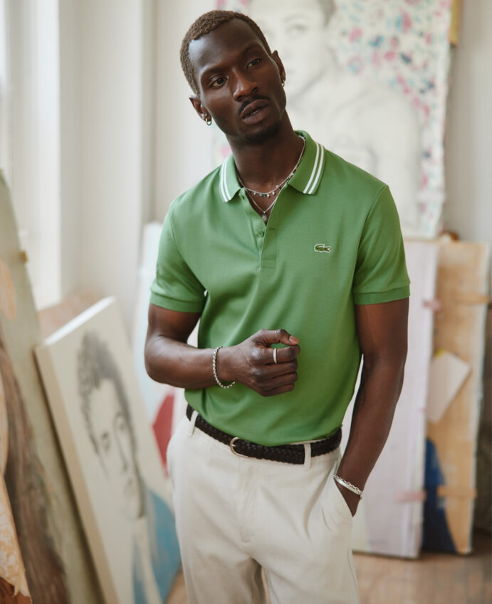 Un homme porte un polo vert