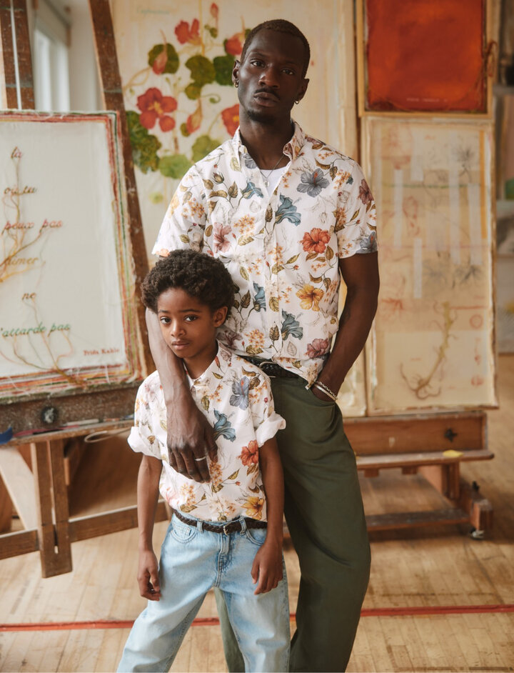 Un père et son fils portent une chemise florale