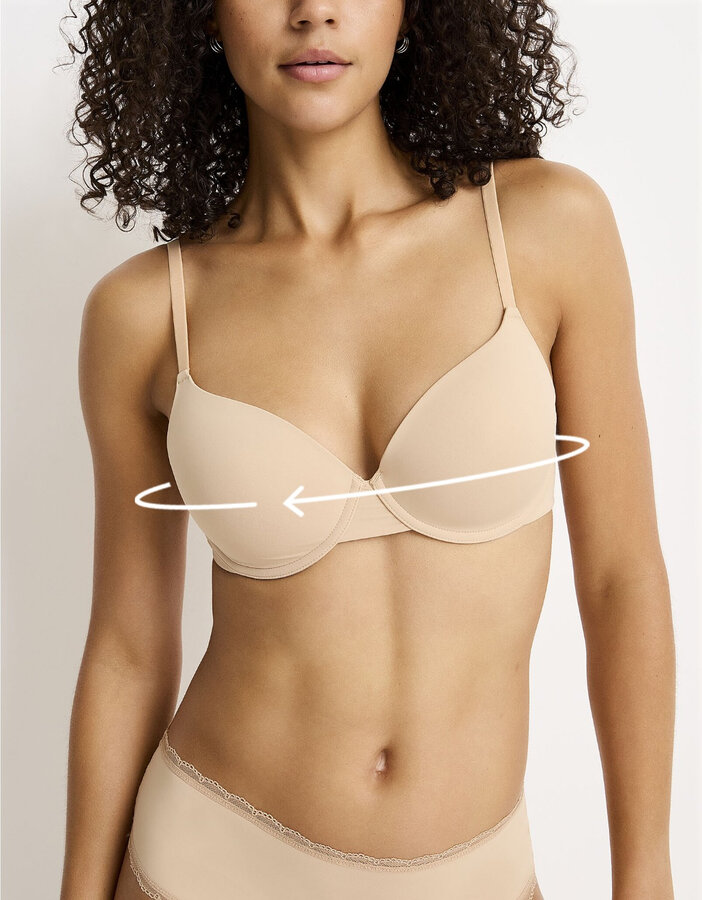 Femme vêtue de sous-vêtements