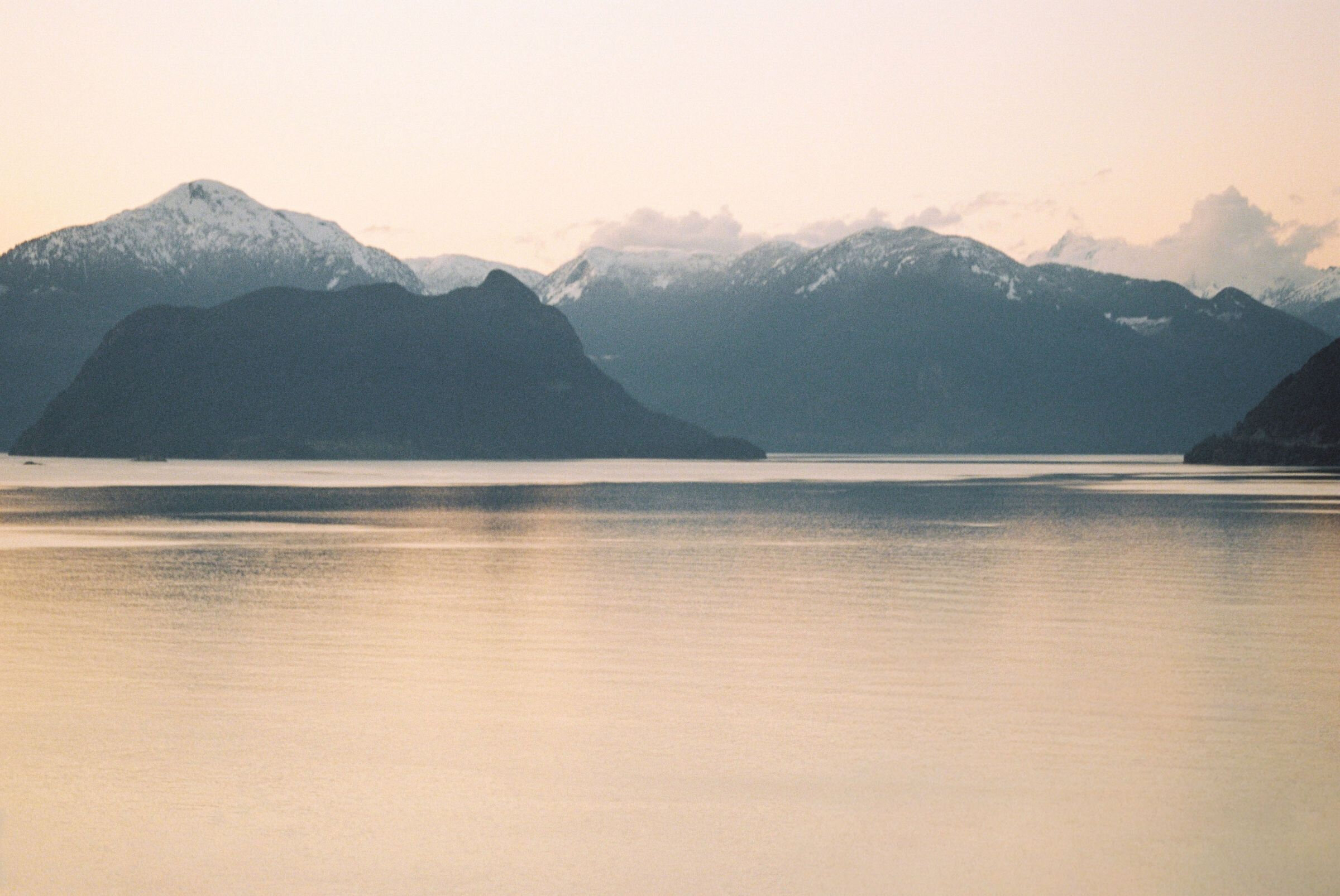 Photo d'un lac et de montagnes