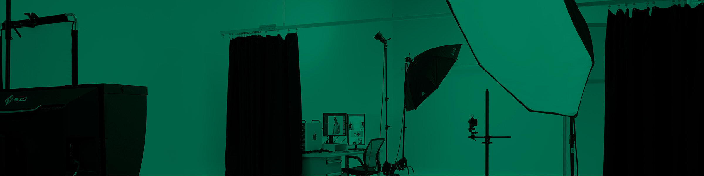 Fond vert avec une photo du studio Simons de Québec