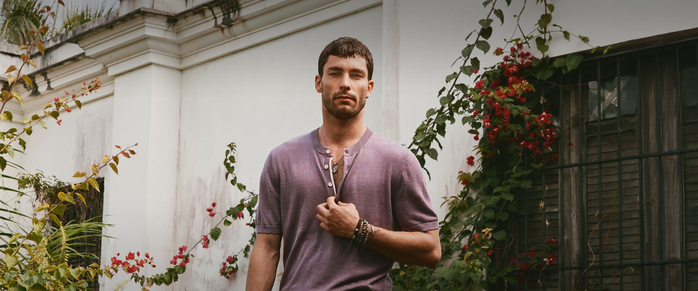 Un homme porte le collier pendentif Rise de Clocks and Colours