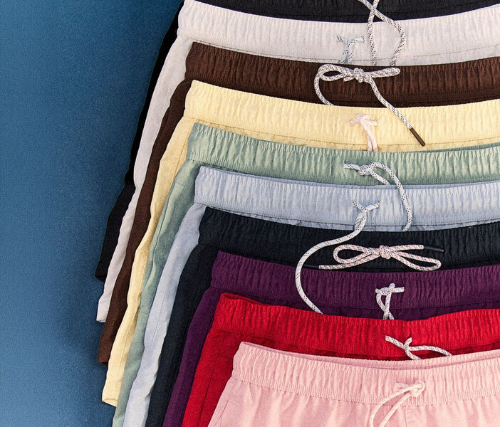 Une pile de 10 maillots de bain shorts pour homme de différentes couleurs