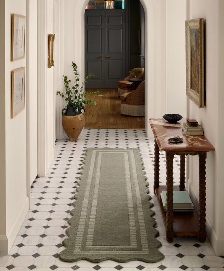 Natural-colored rug with floral motifs