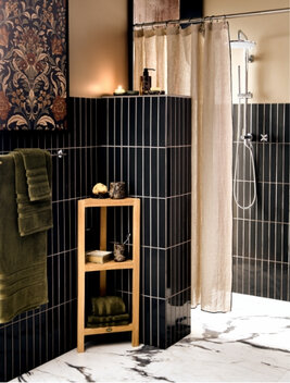 Salle de bains de couleurs naturelles au charme brut