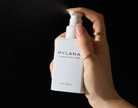 Main tenant un vaporisateur Mylana