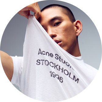 Le t-shirt ajusté effet usé par Acne Studios pour homme chez Édito Simons