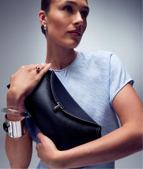 Le sac d'épaule cuir grenu T-Lock par Toteme