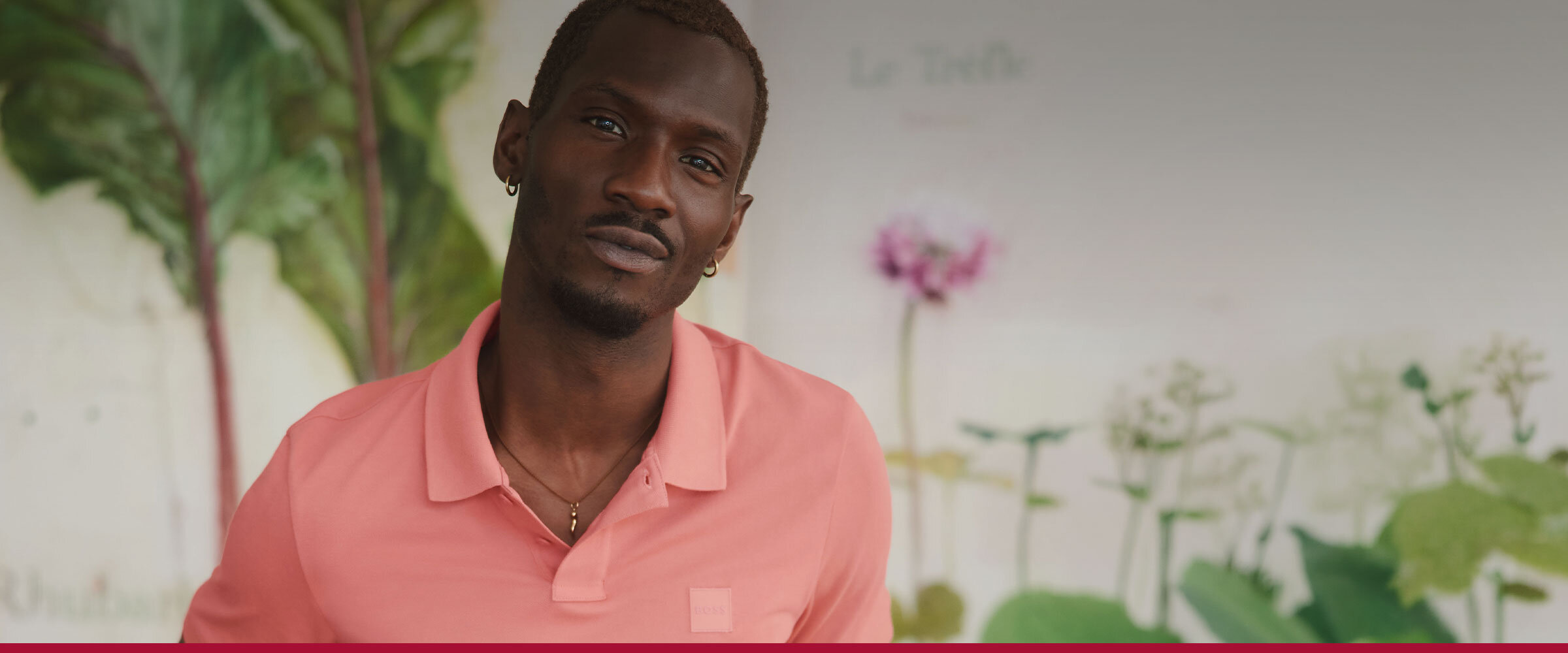 Homme vêtu d'un polo rose corail