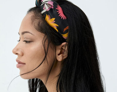 une femme porte un bandeau pour cheveux