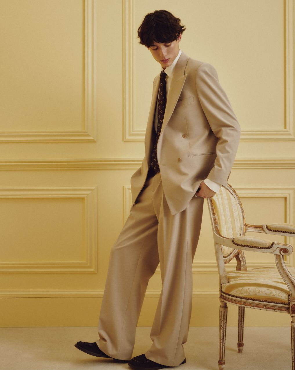 Jeune homme portant le pantalon Antwerp en beige