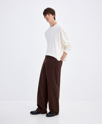 Jeune homme portant la coupe de pantalon Camden de couleur brun foncé