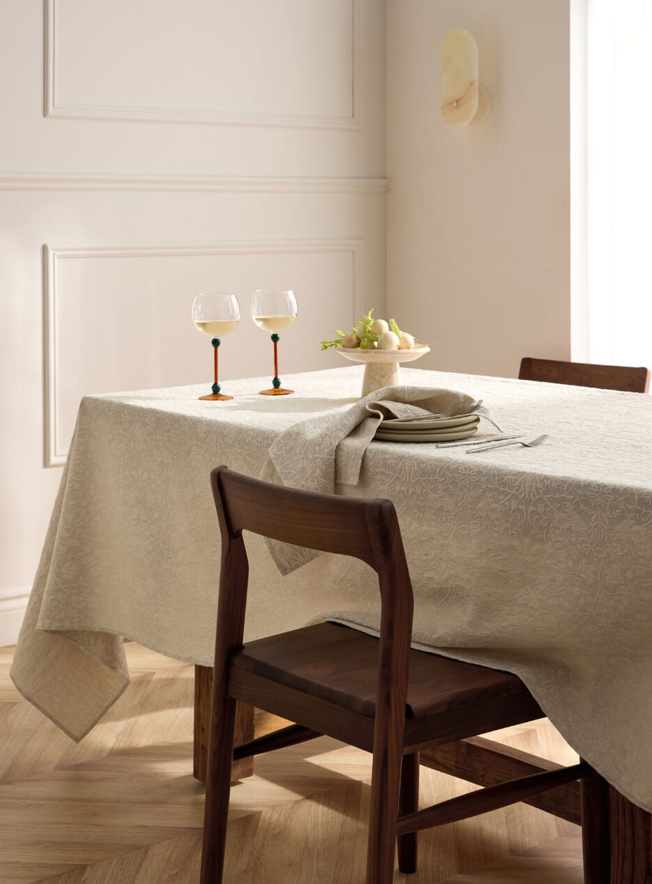 La nappe jacquard volutes florales ton sur ton chez Simons Maison