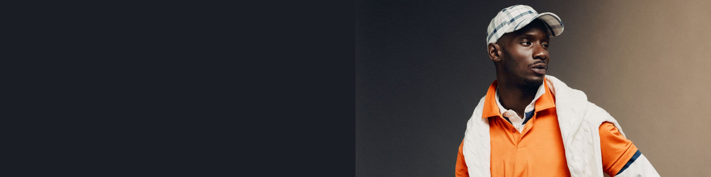 un homme porte des vêtements de sport