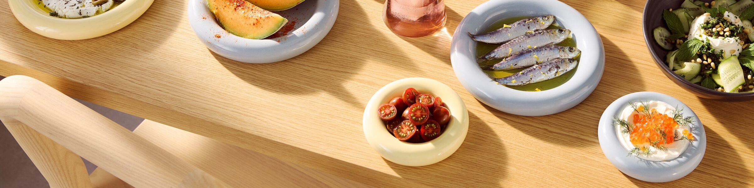 assiettes de couleurs avec des aliments